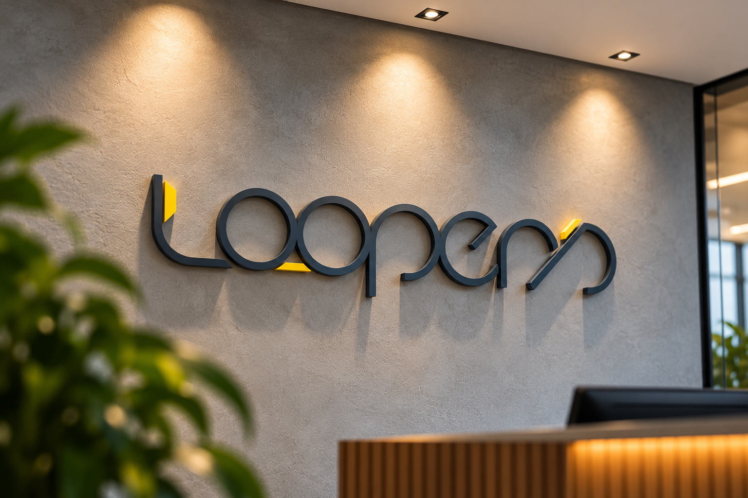 Logotipo da Agência Loopers na parede do escritório